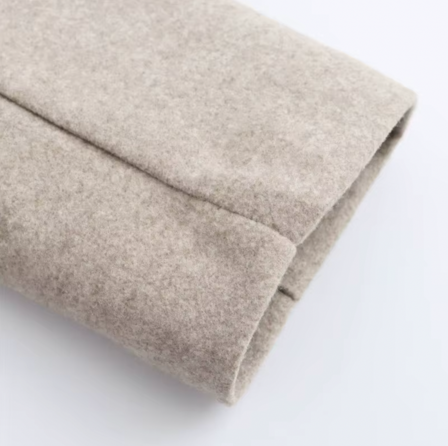 Chic Beige Double-Breasted Trench Coat with Faux Fur Collar for Stylish Outings